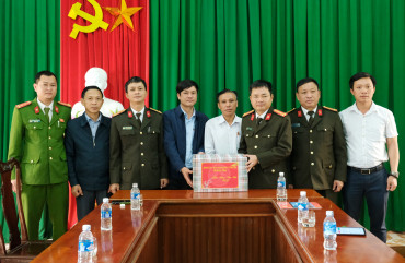 Đại tá Phạm Thanh Phương tặng quà chúc Tết Công an xã, thị trấn trên địa bàn huyện Lộc Hà